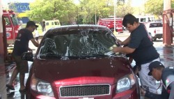 Lavan carros por una buena causa