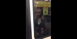 #Video Una mujer viaja colgada de una puerta del metro en Monterrey