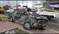 Trailer impacta a auto y lo sube al camellón