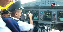 Suspenden a pilotos que permitieron volar avión a un niño