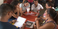Con educación  quieren evitar  que niños carguen fusil al hombro.