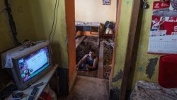 Por buscar un "tesoro" hizo un tunel bajo la casa de su vecina