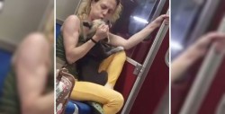 Graban a mujer mordiendo a su mascota