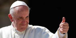 Papa felicitó a pareja gay por bautizar a sus hijos