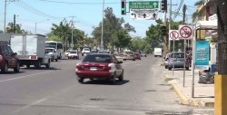 Automovilistas se quejan por alcantarilla a desnivel