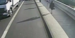 #Video Sujeto empuja a una mujer a un autobús