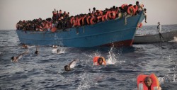 Arrojan a migrantes al mar; mueren 29