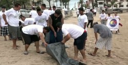 Ponen su granito de arena en la Playa Pinitos