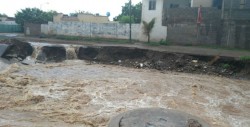 Lluvia deja socavón  y fuertes arrastres en arroyos