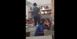 Le pide matrimonio a su novia en Forum y las cosas no salen nada bien