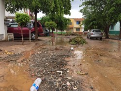 Lodo, escombro y aguas negras en San Fernando