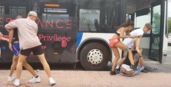 #Video Conductor de autobús es agredido por pasajeros