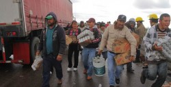 Saquean tráiler de cerveza accidentado en Chiapas