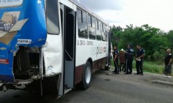 Intenta ganarle al tren y se impacta