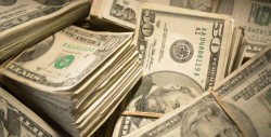 Hombre gana 758 millones de dólares en la loteria de EU