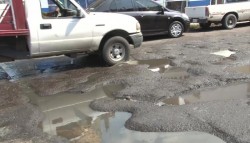 Baches complican circulación en la calle Luis Zúñiga