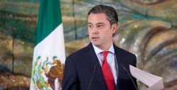 "No a Reforma Educativa", dice niño en micrófono en evento con Nuño
