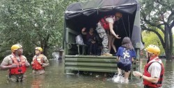 Rescatan unas 300 personas en Houston (EE.UU.) por inundaciones de Harvey