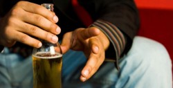 Niño alcohólico y drogadicto busca ayuda en AA
