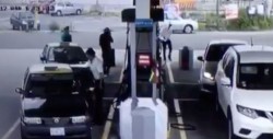 #Video Sujetos asaltan a empleados y conductores en gasolinera