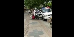 Policía 'taclea' a mujer que cargaba a una bebé