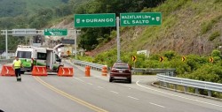 Continúa tramo cerrado en la carretera Mzt-Dgo