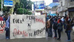 Maestros golpean con cohetones helicóptero de Presidencia