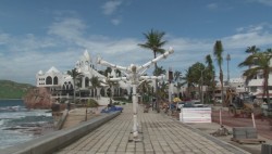 Instalan equipamiento urbano en el malecón