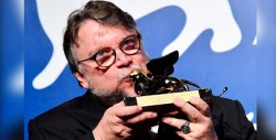 Guillermo del Toro gana el máximo galardón en venecia