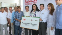 Entregan apoyos de empleo temporal a pescadores de Ahome