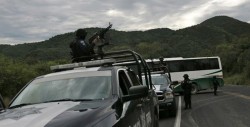 Alumnos de Ayotzinapa retienen a policías en Guerrero