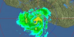 Max se convierte en huracán categoría 1 muy cerca de costas del sur de México
