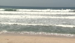 Se eleva oleaje en playas mazatlecas