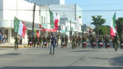 Más de mil 400 personas desfilan por el día de la independencia en Ahome