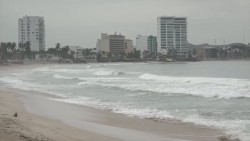 Continúa oleaje elevado en Mazatlán