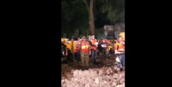 Tras terminar rescate en edificio colapsado entonan el Himno Nacional