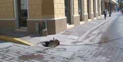 Hoyo peligroso en el centro de la ciudad
