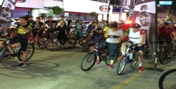 Decenas de ciclistas se dieron cita en la Rodada Nocturna