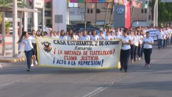 Marchan estudiantes recordando matanza de Tlatelolco