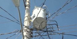 En la Fco. Villa está un poste "Tira aceite"