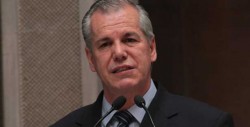 Captan a diputado viendo porno "por error" en plena sesión