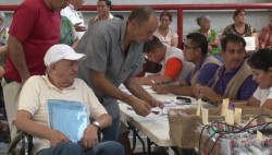Entregan apoyos de 65 y más en la Germán Evers
