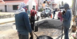 Realizan trabajos de bacheo en la Zona Dorada