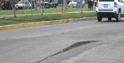 Una notoria y pronunciada anomalía en el pavimiento...