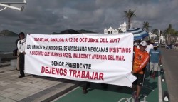 Se manifiestan vendedores de artesanías en el malecón