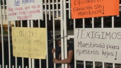 Toman primaria Venustiano Carranza por falta de maestro