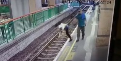 Video: Hombre empuja a las vía del tren a una mujer y se va como si nada