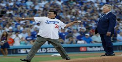 Fernando Valenzuela tira primera bola en Dodgers Stadium