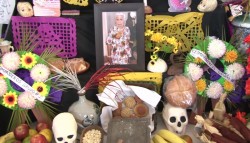 Veneran a los muertos en el Palacio Municipal