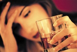 Crece alcoholismo en mujeres, familias esconden el problema